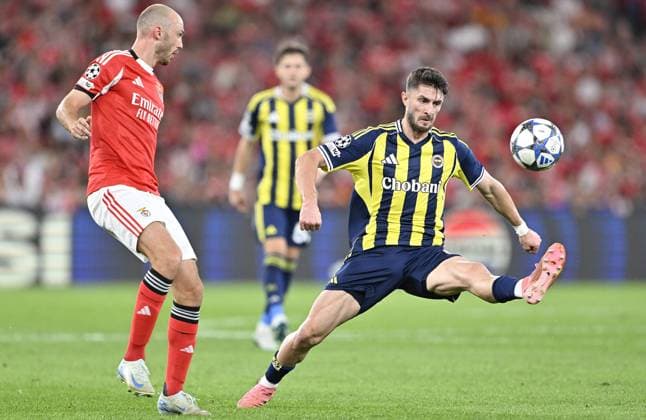 Benfica v Fenerbahce - UEFA Champions League Benfica v Fenerbahce - UEFA Champions League LISBON, PORTUGAL - AUGUST 27: Fredrik Aursnes of Benfica in action against Ismail Yuksek of Fenerbahce during the UEFA Champions League play-off second leg match between Benfica and Fenerbahce at Estadio da Luz in Lisbon, Portugal, on August 27, 2025. Burak Akbulut Anadolu Lisbon Portugal. Editorial use only. Please get in touch for any other usage.  Copyright: x2025xAnadoluxBurakxAkbulutx Lisbon Portugal. Editorial use only. Please get in touch for any other usage.  Copyright: xIMAGO AnadoluxAgencyxIMAGO BurakxAkbulutx