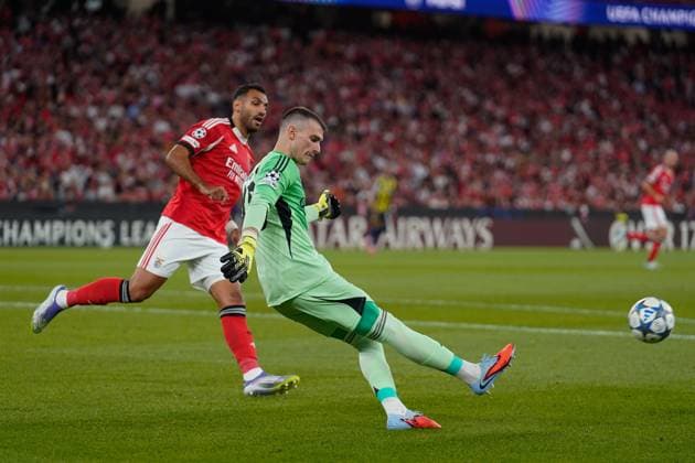 August 27, 2025, Lisbon, Portugal: Vangelis Pavlidis of SL Benfica (L) and Dominik Livakovic of Fenerbahce SK (R) seen in action during UEFA Champions League 2025 26 Play-offs 2nd leg between SL Benfica and Fenerbahce SK at Estadio da Luz. Final score SL Benfica 1 : 0 Fenerbahce SK Lisbon Portugal - ZUMAs197 20250827_aaa_s197_589 Copyright: xBrunoxdexCarvalhox