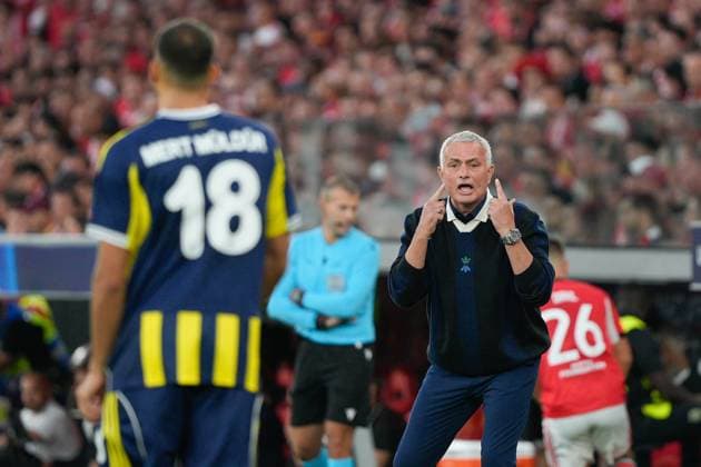 August 27, 2025, Lisbon, Portugal: Mert Muldur of Fenerbahce SK (L) and Jose Mourinho, Fenerbahce SK Coach, (R) seen in action during UEFA Champions League 2025 26 Play-offs 2nd leg between SL Benfica and Fenerbahce SK at Estadio da Luz. Final score SL Benfica 1 : 0 Fenerbahce SK Lisbon Portugal - ZUMAs197 20250827_aaa_s197_609 Copyright: xBrunoxdexCarvalhox