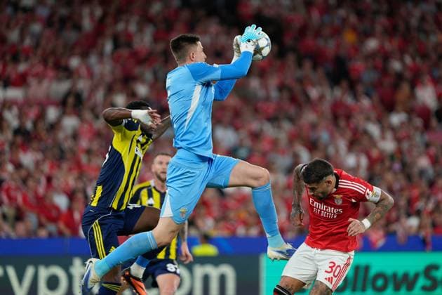 August 27, 2025, Lisbon, Portugal: Anatolit Trubin of SL Benfica (C) seen in action during UEFA Champions League 2025 26 Play-offs 2nd leg between SL Benfica and Fenerbahce SK at Estadio da Luz. Final score SL Benfica 1 : 0 Fenerbahce SK Lisbon Portugal - ZUMAs197 20250827_aaa_s197_610 Copyright: xBrunoxdexCarvalhox