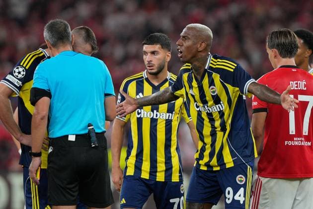 August 27, 2025, Lisbon, Portugal: Talisca (Anderson Souza Conceicao) of Fenerbahce SK (R) reacts during UEFA Champions League 2025 26 Play-offs 2nd leg between SL Benfica and Fenerbahce SK at Estadio da Luz. Final score SL Benfica 1 : 0 Fenerbahce SK Lisbon Portugal - ZUMAs197 20250827_aaa_s197_626 Copyright: xBrunoxdexCarvalhox
