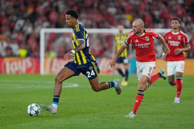 August 27, 2025, Lisbon, Portugal: Jayden Oosterwolde of Fenerbahce SK (L), Fredrik Aursnes of SL Benfica (C) and Richard Rios of SL Benfica (R) seen in action during UEFA Champions League 2025 26 Play-offs 2nd leg between SL Benfica and Fenerbahce SK at Estadio da Luz. Final score SL Benfica 1 : 0 Fenerbahce SK Lisbon Portugal - ZUMAs197 20250827_aaa_s197_628 Copyright: xBrunoxdexCarvalhox