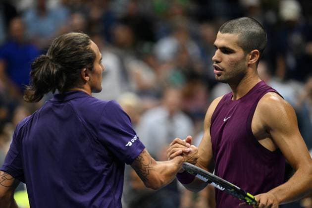 (250828) -- NEW YORK, Aug. 28, 2025 -- Carlos Alcaraz (R) greets Mattia Bellucci after the men s singles second round match between Carlos Alcaraz of Spain and Mattia Bellucci of Italy at the 2025 US Open tennis championships in New York, the United States, on Aug. 27, 2025. ) (SP)U.S.-NEW YORK-TENNIS-US OPEN-MEN S SINGLES LixRui 