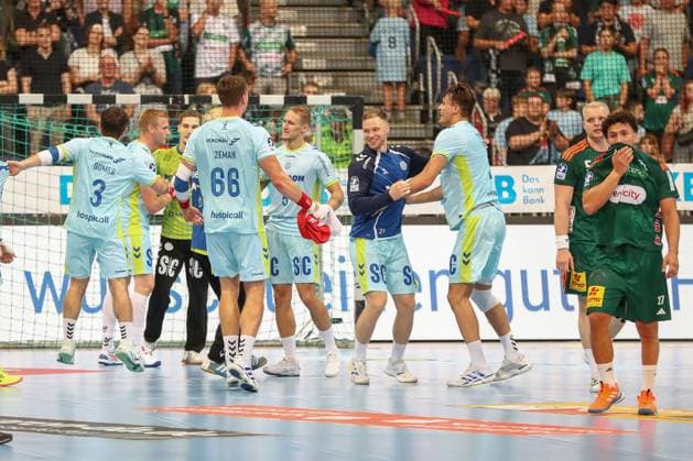 27 08 2025, xgox, Handball Daikin HBL TSV Hannover Burgdorf VfL Gummersbach emspor, v l Gummersbach jubilation over the victory, jubilation after the end of the game, Justus Fischer Hannover, 54 , Sindre Aho Hannover, 27 disappointed, looks disappointed, disappointed Hannover