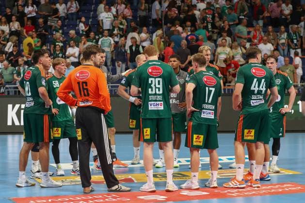 27 08 2025, xgox, Handball Daikin HBL TSV Hannover Burgdorf VfL Gummersbach emspor, v l Hannover enttaeuscht, schaut enttaeuscht, niedergeschlagen, disappointed Hannover