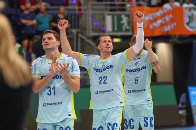27 08 2025, xgox, Handball Daikin HBL TSV Hanover Burgdorf VfL Gummersbach emspor, v l Kentin Mahe Gummersbach, 22 Cheering for the win, cheering after the end of the game Hanover