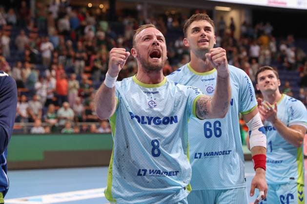 27 08 2025, xgox, Handball Daikin HBL TSV Hannover Burgdorf VfL Gummersbach emspor, v l Lukas Blohme Gummersbach, 8 Cheering about the victory, cheering after the end of the game Hannover