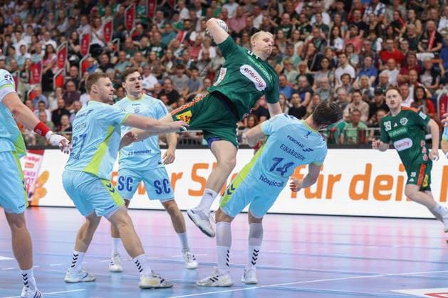 27 08 2025, xgox, Handball Daikin HBL TSV Hannover Burgdorf VfL Gummersbach emspor, v l Justus Fischer Hannover, 54 throws goal, Torschuetze, erzielt Tor, Treffer, scores the goal Hannover