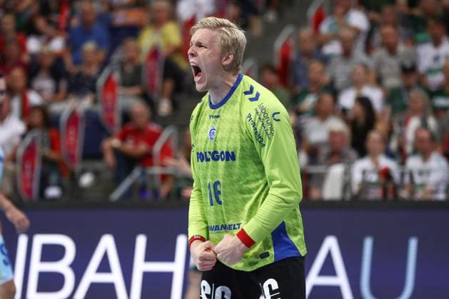 27 08 2025, xgox, Handball Daikin HBL TSV Hannover Burgdorf VfL Gummersbach emspor, v l Bertram Obling Gummersbach, 16 cheers over held ball, defended, held, Torhueter Hannover