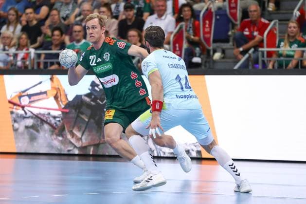 27 08 2025, xgox, Handball Daikin HBL TSV Hannover Burgdorf VfL Gummersbach emspor, v l Marian Michalczik Hannover, 22 , Teitur Orn Einarsson Gummersbach, 14 duel, duel, fight, tackle Hannover