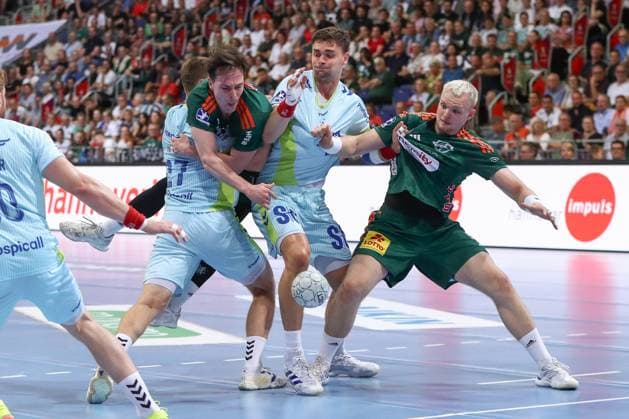 27 08 2025, xgox, Handball Daikin HBL TSV Hannover Burgdorf VfL Gummersbach emspor, v l Kristja Horzen Gummersbach, 27 , Leif Tissier Hannover, 7 , Stepan Zeman Gummersbach, 66 , Justus Fischer Hannover, 54 duel, duel, fight, tackle Hannover