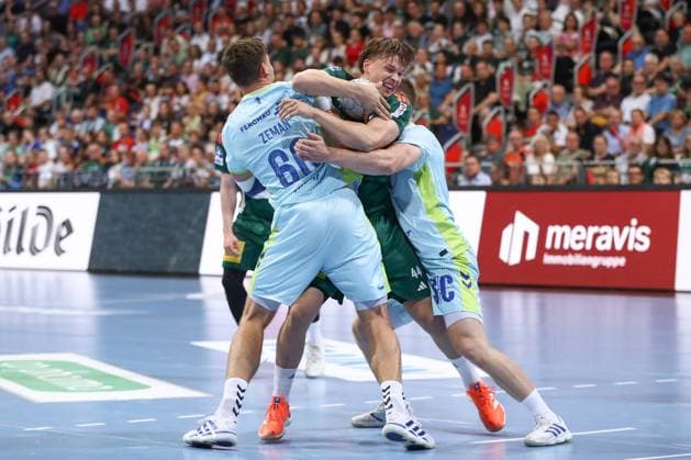 27 08 2025, xgox, Handball Daikin HBL TSV Hannover Burgdorf VfL Gummersbach emspor, v l Stepan Zeman Gummersbach, 66 , Thomas Alfred Solstad Hannover, 44 , Kristja Horzen Gummersbach, 27 duel, duel, fight, tackle Hannover
