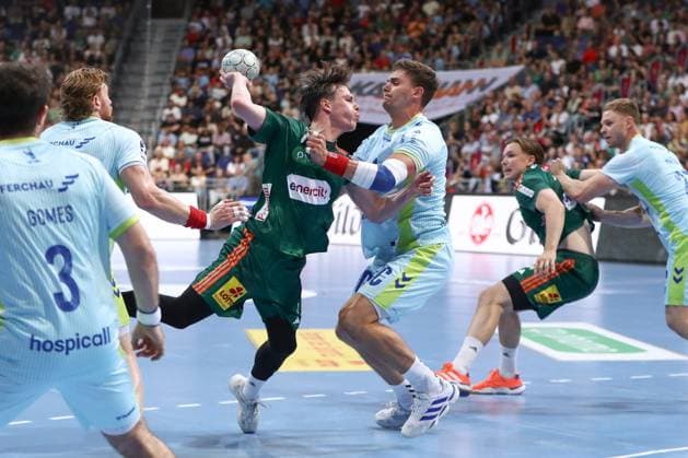 27 08 2025, xgox, Handball Daikin HBL TSV Hannover Burgdorf VfL Gummersbach emspor, v l Leif Tissier Hannover, 7 , Stepan Zeman Gummersbach, 66 duel, duel, fight, tackle Hannover