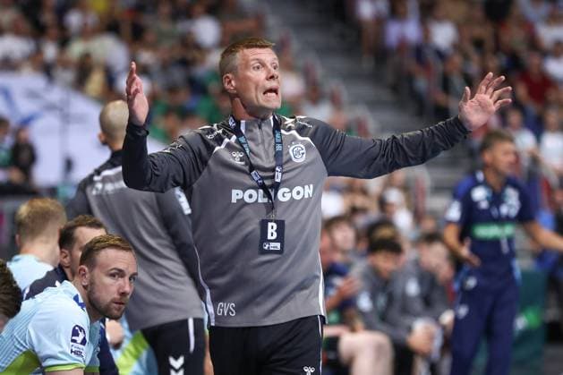 27 08 2025, xgox, Handball Daikin HBL TSV Hannover Burgdorf VfL Gummersbach emspor, v l Gudjon Valur Sigurdsson Gummersbach, coach gives instructions, gesticulates with arms, gesticulate, gives instructions Hannover