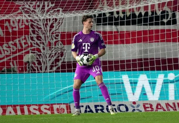 27 08 2025, Brita Arena, Wiesbaden, GER, 1 Runde DFB Pokal, Wehen Wiesbaden vs FC Bayern München , in the picture goalkeeper Jonas Urbig Munich Photo by Hasan Bratic DeFodi Images