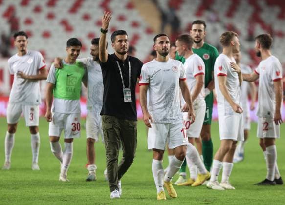Bitexen Antalyaspor v RAMS Basaksehir - Turkish Super Lig ANTALYA, TURKIYE - OCTOBER 29: Players of Antalyaspor and head coach Nuri Sahin of Bitexen Antalyaspor gesture as they celebrate after winning the Turkish Super Lig week 10 soccer match between Bitexen Antalyaspor and RAMS Basaksehir in Antalya, Turkiye on October 29, 2023. Antalya Turkey. Editorial use only. Please get in touch for any other usage.  Copyright: x2025xAnadoluxOrhanxÃ‡icekx