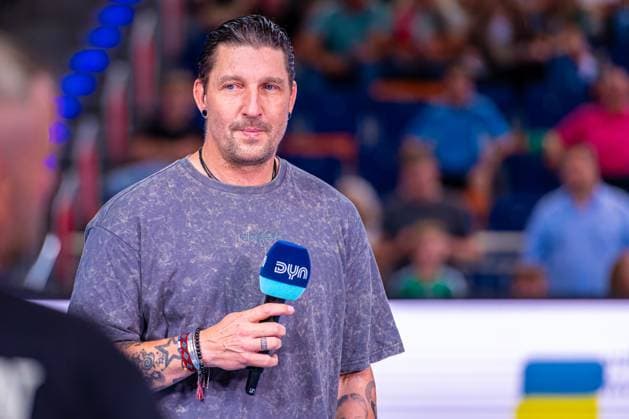 Stefan Kretzsche Kretzschmar DYN v l , TSV Hannover Burgdorf green against VfL Gummersbach light blue on matchday 1 of the 2025 2026 season in the DAIKIN Handball Bundesliga 27 08 2025, ZAG Arena Hannover, GER , Copyright: xJanxGuentherx xTSVxHannover-Burgdorfx