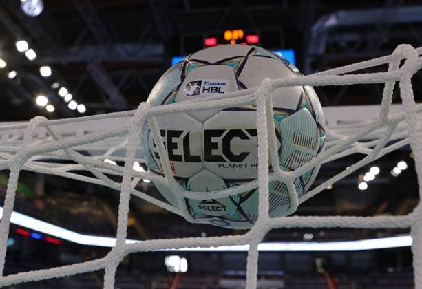 28 08 2025 Handball 1 Bundesliga DAIKIN HBL Season 2025 2026 01 Matchday HC Erlangen Metropolregion Nuremberg HCE THW Kiel DaMa xdaxmax Symbol image Symbol photo Feature Impression Handball on goal net