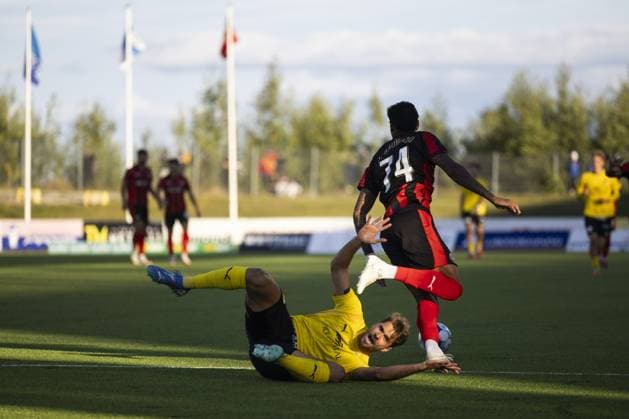 KuPS 4 Paulo Ricardo on the ground as FC Midtjylland s 74 Junior Brumado celberates his 0-1 goal during the UEFA Europa League playoff second leg match between KuPS and FC Midtjylland in Kuopio, Finland August 28, 2025. ---EDITORS NOTE --- RESTRICTED TO EDITORIAL USE --- Kuopio Finland LKFTVX20250828190150ASQU  Copyright: xMatiasxHonkamaax LKFTVX20250828190150ASQU