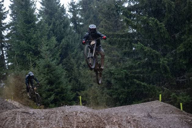Whoop UCI Downhill Worldcup Les Gets DAPRELA Thibaut ROGUE RACING SR SUNTOURat Whoop UCI Downhill Worldcup Les Gets , 28 08 2025,in Les Gets ,FRA Photo Sebastian Sternemann