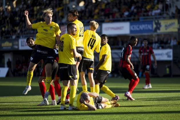 KuPS players form a defensive wall during the UEFA Europa League playoff second leg match between KuPS and FC Midtjylland in Kuopio, Finland August 28, 2025. ---EDITORS NOTE --- RESTRICTED TO EDITORIAL USE --- Kuopio Finland LKFTVX20250828190149DMWI  Copyright: xMatiasxHonkamaax LKFTVX20250828190149DMWI
