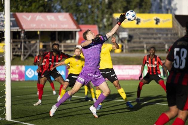 KuPS goalkeeper Johannes Kreidl saves the ball during the UEFA Europa League playoff second leg match between KuPS and FC Midtjylland in Kuopio, Finland August 28, 2025. ---EDITORS NOTE --- RESTRICTED TO EDITORIAL USE --- Kuopio Finland LKFTVX20250828190152BUKG  Copyright: xMatiasxHonkamaax LKFTVX20250828190152BUKG