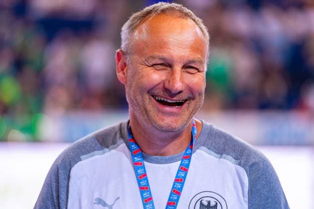 U19 national coach Christopher Nordmeyer f l , TSV Hannover Burgdorf green against VfL Gummersbach light blue on matchday 1 of the 2025 2026 season in the DAIKIN Handball Bundesliga 27 08 2025, ZAG Arena Hannover, GER , Copyright: xJanxGuentherx xTSVxHannover-Burgdorfx