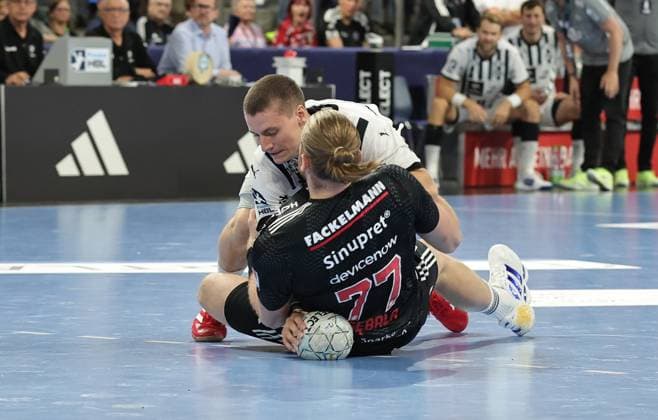 28 08 2025 Handball 1 Bundesliga DAIKIN HBL Season 2025 2026 01 Matchday HC Erlangen Metropolregion Nuremberg HCE THW Kiel DaMa xdaxmax Elias Ellefsen a Skipagotu 71, THW Kiel Maciej Gebala 77, HC Erlangen HCE