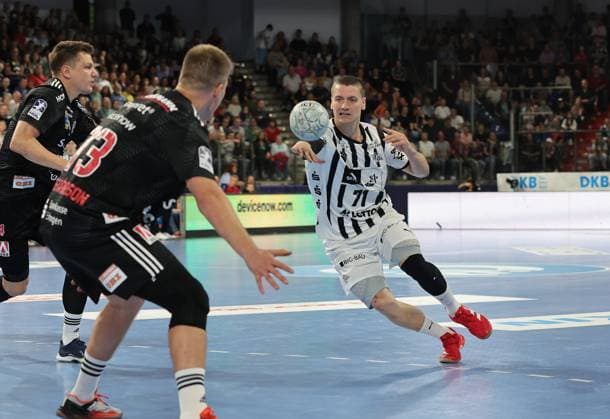 28 08 2025 Handball 1 Bundesliga DAIKIN HBL Season 2025 2026 01 Matchday HC Erlangen Metropolregion Nürnberg HCE THW Kiel DaMa xdaxmax Christoph Steinert 44, HC Erlangen HCE Viggo Kristjansson 73, HC Erlangen HCE Elias Ellefsen a Skipagotu 71, THW Kiel