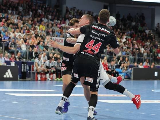 28 08 2025 Handball 1 Bundesliga DAIKIN HBL Season 2025 2026 01 Matchday HC Erlangen Metropolregion Nürnberg HCE THW Kiel DaMa xdaxmax Florian Scheerer 10, HC Erlangen HCE Elias Ellefsen a Skipagotu 71, THW Kiel Christoph Steinert 44, HC Erlangen HCE
