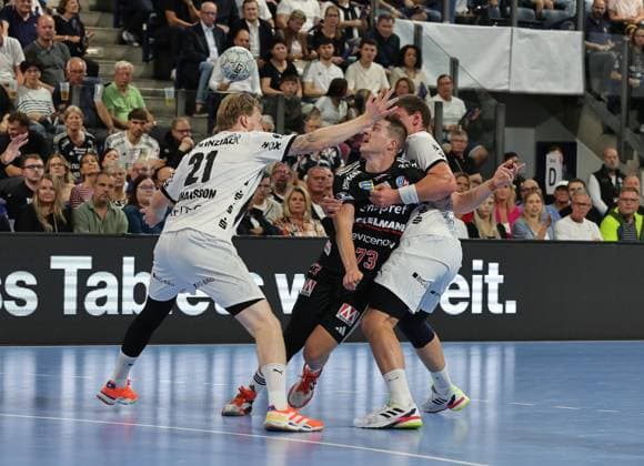 28 08 2025 Handball 1 Bundesliga DAIKIN HBL Season 2025 2026 01 Matchday HC Erlangen Metropolregion Nürnberg HCE THW Kiel DaMa xdaxmax Eric Johansson 21, THW Kiel Viggo Kristjansson 73, HC Erlangen HCE Lukas Laube 20, THW Kiel