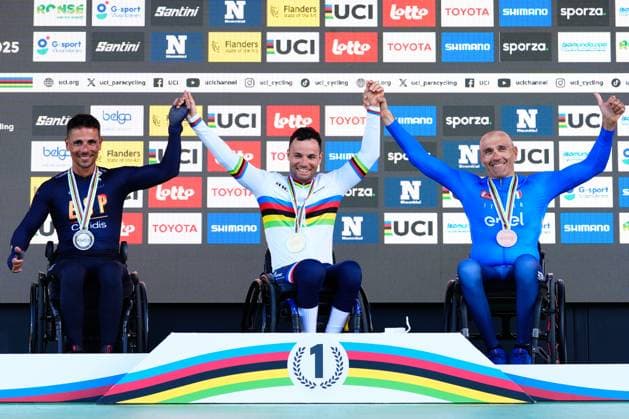 2025 UCI Para-cycling Road World Championships Picture by Olly Hassell SWpix.com - 28 08 2025 - Cycling - 2025 UCI Para-cycling Road World Championships - Ronse, Flanders, Belgium - Men H2 Individual Time Trial (ITT)Podium - Florian Jouanny (France) receiving the Gold Medal to become World Champion, Sergio Garrote Munoz (Spain) receiving the Silver Medal and Luca Mazzone (Italy) receiving the Bronze Medal Copyright: x xSWpix.comx(t axPhotographyxHubxLtd)xOllyxHassell SWpix.comx SWP-3069-0396