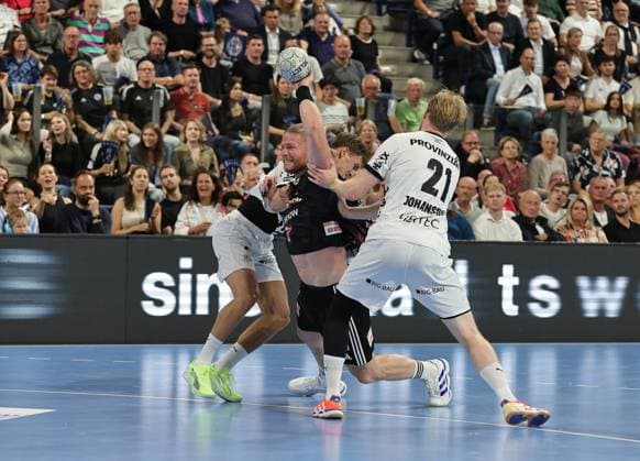 28 08 2025 Handball 1 Bundesliga DAIKIN HBL Season 2025 2026 01 Matchday HC Erlangen Metropolregion Nürnberg HCE THW Kiel DaMa xdaxmax Rune Dahmke 23, THW Kiel Maciej Gebala 77, HC Erlangen HCE Eric Johansson 21, THW Kiel