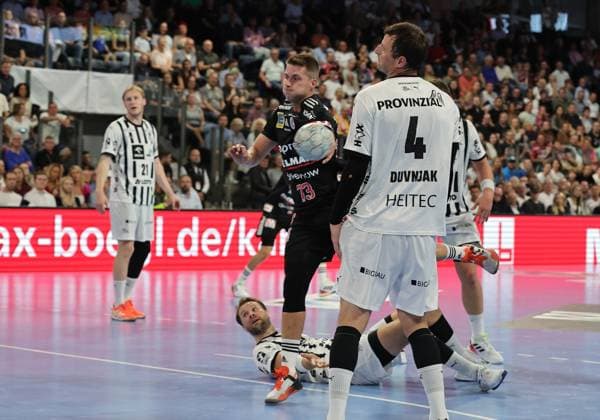 28 08 2025 Handball 1 Bundesliga DAIKIN HBL Season 2025 2026 01 Matchday HC Erlangen Metropolregion Nürnberg HCE THW Kiel DaMa xdaxmax Viggo Kristjansson 73, HC Erlangen HCE Domagoj Duvnjak 4, THW Kiel