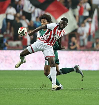 Samsunspor v Panathinaikos - UEFA Europa League SAMSUN, TURKIYE - AUGUST 28: Marius Mouandilmadji (F) of Samsunspor in action against Erik Palmer-Brown (R) of Panathinaikos during UEFA Europa League playoff round second leg football match between Samsunspor and Panathinaikos at 19 May Stadium in Samsun, Turkiye on August 28, 2025. Veysel Altun Anadolu Samsun Turkey. Editorial use only. Please get in touch for any other usage.  Copyright: x2025xAnadoluxVeyselxAltunx
