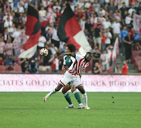 Samsunspor v Panathinaikos - UEFA Europa League SAMSUN, TURKIYE - AUGUST 28: Marius Mouandilmadji (9) of Samsunspor in action against Erik Palmer-Brown (R) of Panathinaikos during UEFA Europa League playoff round second leg football match between Samsunspor and Panathinaikos at 19 May Stadium in Samsun, Turkiye on August 28, 2025. Veysel Altun Anadolu Samsun Turkey. Editorial use only. Please get in touch for any other usage.  Copyright: x2025xAnadoluxVeyselxAltunx