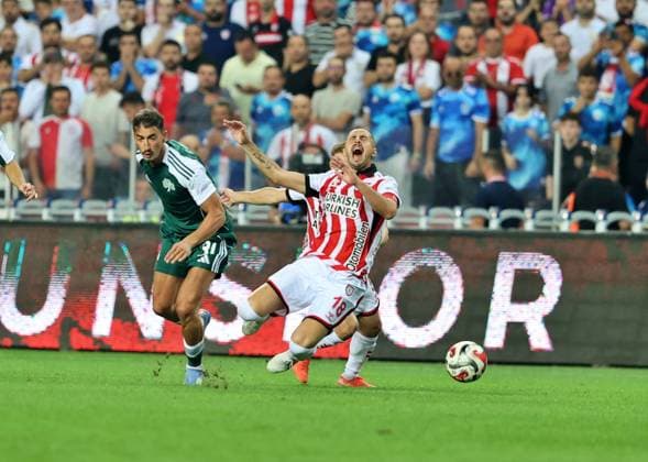 Samsunspor v Panathinaikos - UEFA Europa League SAMSUN, TURKIYE - AUGUST 28:Zeki Yavru (18) of Samsunspor in action during UEFA Europa League playoff round second leg football match between Samsunspor and Panathinaikos at 19 May Stadium in Samsun, Turkiye on August 28, 2025. Veysel Altun Anadolu Samsun Turkey. Editorial use only. Please get in touch for any other usage.  Copyright: x2025xAnadoluxVeyselxAltunx