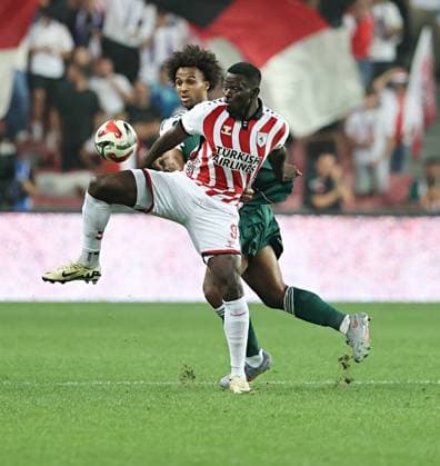 Samsunspor v Panathinaikos - UEFA Europa League SAMSUN, TURKIYE - AUGUST 28: Marius Mouandilmadji (9) of Samsunspor in action against Erik Palmer-Brown (R) of Panathinaikos during UEFA Europa League playoff round second leg football match between Samsunspor and Panathinaikos at 19 May Stadium in Samsun, Turkiye on August 28, 2025. Veysel Altun Anadolu Samsun Turkey. Editorial use only. Please get in touch for any other usage.  Copyright: x2025xAnadoluxVeyselxAltunx