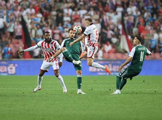 Samsunspor v Panathinaikos - UEFA Europa League SAMSUN, TURKIYE - AUGUST 28: Celil Yuksel (5) of Samsunspor in action against Pedro Chirivella Burgos (4) of Panathinaikos during UEFA Europa League playoff round second leg football match between Samsunspor and Panathinaikos at 19 May Stadium in Samsun, Turkiye on August 28, 2025. Veysel Altun Anadolu Samsun Turkey. Editorial use only. Please get in touch for any other usage.  Copyright: x2025xAnadoluxVeyselxAltunx
