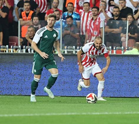 Samsunspor v Panathinaikos - UEFA Europa League SAMSUN, TURKIYE - AUGUST 28: Zeki Yavru (R) of Samsunspor in action against Fotis Ioannidis (7) of Panathinaikos during UEFA Europa League playoff round second leg football match between Samsunspor and Panathinaikos at 19 May Stadium in Samsun, Turkiye on August 28, 2025. Veysel Altun Anadolu Samsun Turkey. Editorial use only. Please get in touch for any other usage.  Copyright: x2025xAnadoluxVeyselxAltunx
