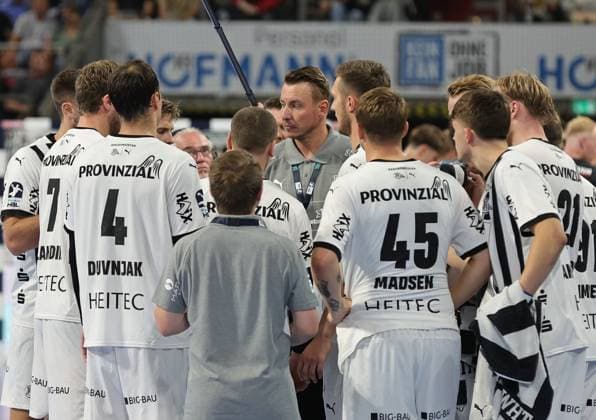 28 08 2025 Handball 1 Bundesliga DAIKIN HBL Season 2025 2026 01 Matchday HC Erlangen Metropolregion Nuremberg HCE THW Kiel DaMa xdaxmax Filip Jicha Coach THW Kiel gives instructions to team Team