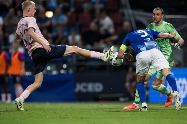 250828 Daniel Gudjohnsen of Malmö FF scores 0 1 behind goalkeeper Matus Hruska of SK Sigma Olomouc during the second leg UEFA Europa League play off football match between SK Sigma Olomouc and Malmö FF on August 28, 2025 in Olomouc Photo Petter Arvidson BILDBYRAN kod PA PA1072 fotboll football soccer fotball uefa europa league europa league malmö ff sk sigma olomouc bbeng playoff  Copyright: PETTERxARVIDSON BB250828PA120
