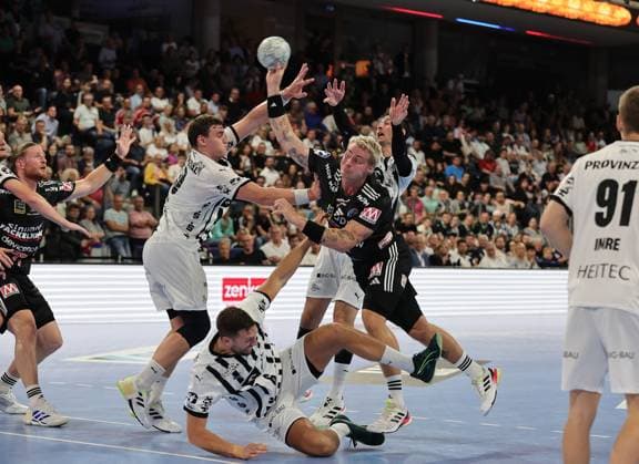28 08 2025 Handball 1 Bundesliga DAIKIN HBL Season 2025 2026 01 Matchday HC Erlangen Metropolregion Nuremberg HCE THW Kiel DaMa xdaxmax Marek Nissen 6, HC Erlangen HCE in attack