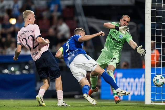 250828 Daniel Gudjohnsen of Malmö FF scores 0 1 behind Tomas Huk and goalkeeper Matus Hruska of SK Sigma Olomouc during the second leg UEFA Europa League play off football match between SK Sigma Olomouc and Malmö FF on August 28, 2025 in Olomouc Photo Petter Arvidson BILDBYRAN kod PA PA1072 fotboll football soccer fotball uefa europa league europa league malmö ff sk sigma olomouc bbeng playoff  Copyright: PETTERxARVIDSON BB250828PA129