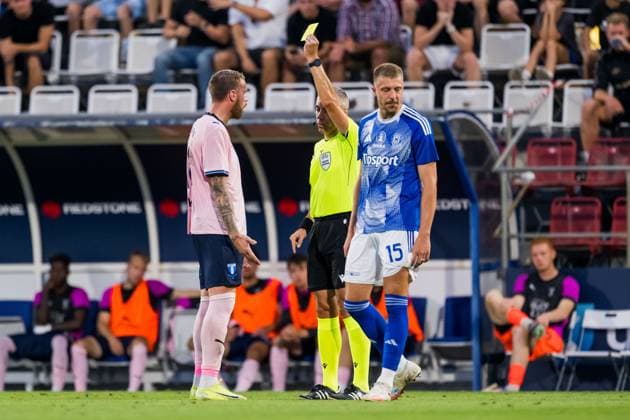 250828 Pontus Jansson of Malmö FF and Referee Radu Petrescu during the second leg UEFA Europa League play off football match between SK Sigma Olomouc and Malmö FF on August 28, 2025 in Olomouc Photo Petter Arvidson BILDBYRAN kod PA PA1072 fotboll football soccer fotball uefa europa league europa league malmö ff sk sigma olomouc bbeng playoff  Copyright: PETTERxARVIDSON BB250828PA131