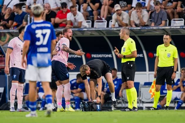 250828 Pontus Jansson of Malmö FF and Referee Radu Petrescu during the second leg UEFA Europa League play off football match between SK Sigma Olomouc and Malmö FF on August 28, 2025 in Olomouc Photo Petter Arvidson BILDBYRAN kod PA PA1072 fotboll football soccer fotball uefa europa league europa league malmö ff sk sigma olomouc bbeng playoff  Copyright: PETTERxARVIDSON BB250828PA133
