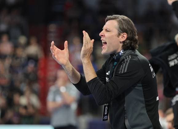 28 08 2025 Handball 1 Bundesliga DAIKIN HBL Season 2025 2026 01 Matchday HC Erlangen Metropolregion Nuremberg HCE THW Kiel DaMa xdaxmax Johannes Sellin Coach HC Erlangen HCE applauds claps his hands gives instructions