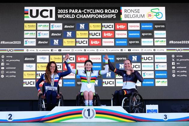 2025 UCI Para-cycling Road World Championships Picture by Olly Hassell SWpix.com - 28 08 2025 - Cycling - 2025 UCI Para-cycling Road World Championships - Ronse, Flanders, Belgium - Women H3 Individual Time Trial (ITT) Podium - Lauren Parker (Australia) receiving the Gold Medal to become World Champion, AnaÃ¯s Vincent (France) receiving the Silver Medal and Annika Zeyen-Giles (Germany) receiving the Bronze Medal Copyright: x xSWpix.comx(t axPhotographyxHubxLtd)xOllyxHassell SWpix.comx SWP-3069-0417