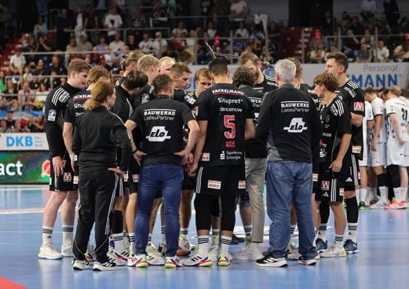 28 08 2025 Handball 1 Bundesliga DAIKIN HBL Season 2025 2026 01 Matchday HC Erlangen Metropolregion Nuremberg HCE THW Kiel DaMa xdaxmax Johannes Sellin Coach HC Erlangen HCE gives instructions during timeout