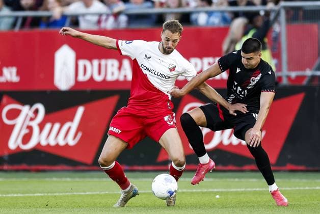 UTRECHT - (l-r) David Min of FC Utrecht, Neven Djurasek of HSK Zrinjski Mostar during the play-off round of the UEFA Conference League match between FC Utrecht and HSK Zrinjski at the Galgenwaard Stadium on August 28, 2025, in Utrecht, Netherlands. ANP ROBIN VAN LONKHUIJSEN UEFA Europa League 2025 26 Third Qualifying Round 2025 26 xVIxANPxSportx xxANPxIVx 534348553 originalFilename: 534348553.jpg